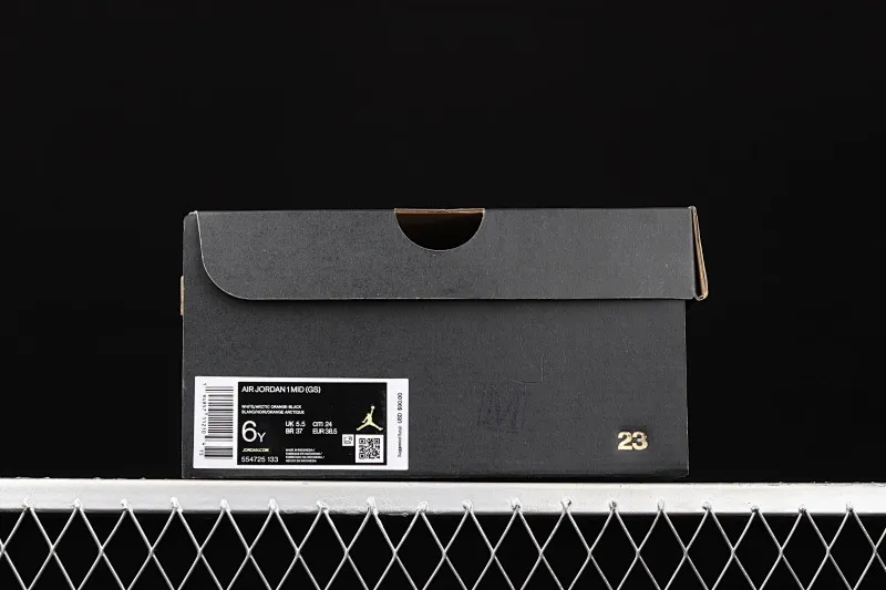 All categories Air Jordan Jordan series basketball shoes Air Jordan 1 Mid G version pure original Air Jordan 1 Mid AJ1 Joe 1 black and white powder Zhongbang basketball shoes 554725-133